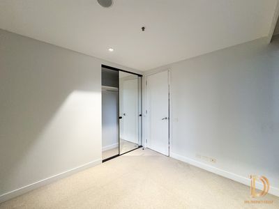 810 / 677 La Trobe Street, Docklands