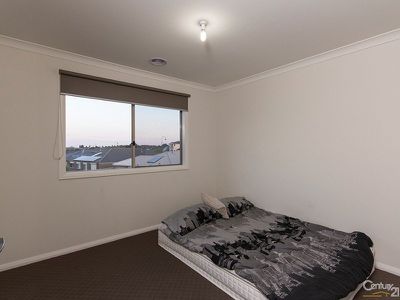 8 Devlin Place, Cranbourne North