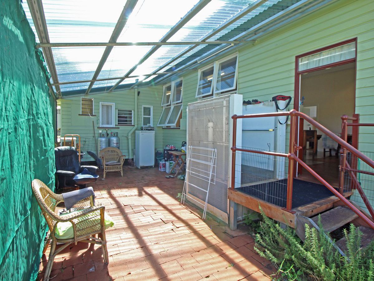63 Planet Avenue, Atherton