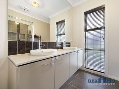 5 Fieldstone Crescent, Cranbourne North