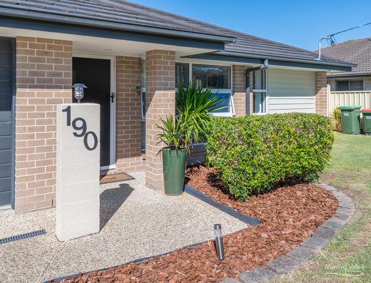 Large 4-Bedroom Family Home – Comfort, Style & Convenience