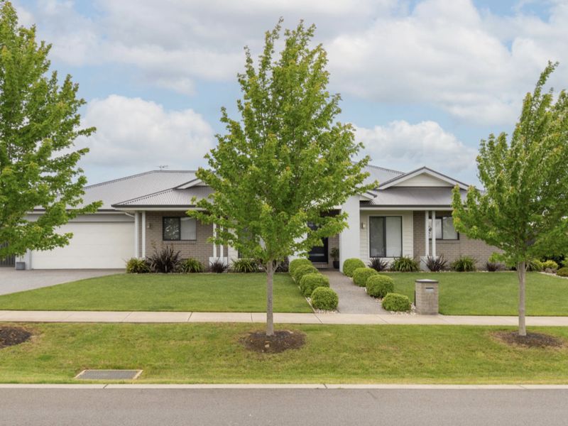 52 Greenfields Boulevard, Romsey