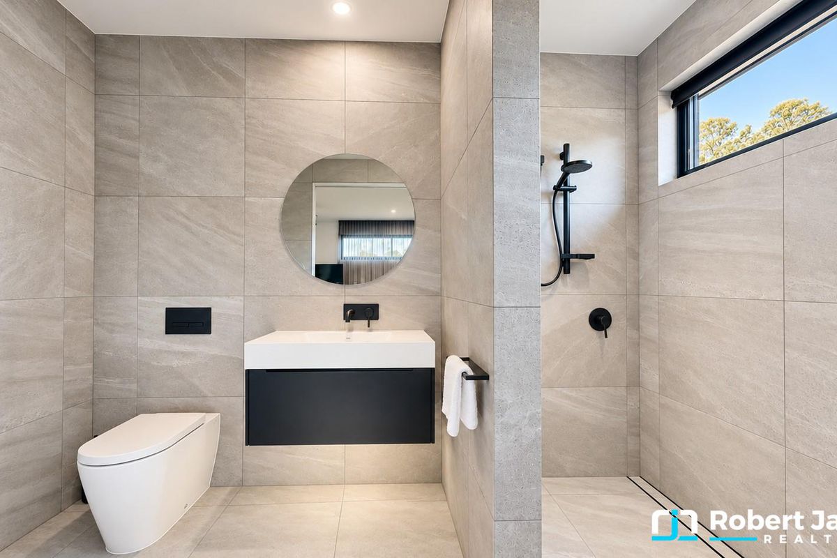 24 Amaroo Place, Cooroibah