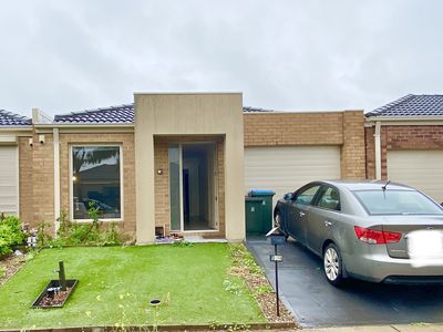 2 / 16 Starflower Way, Truganina