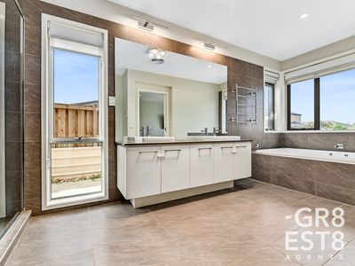 4 Harper Crescent, Cranbourne West