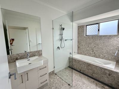 16  Lakeside Drive, Smithfield