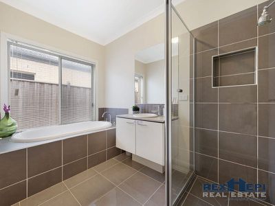 5 Fieldstone Crescent, Cranbourne North