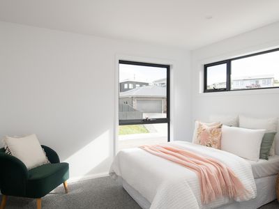 2 Leeman Court, Riverside