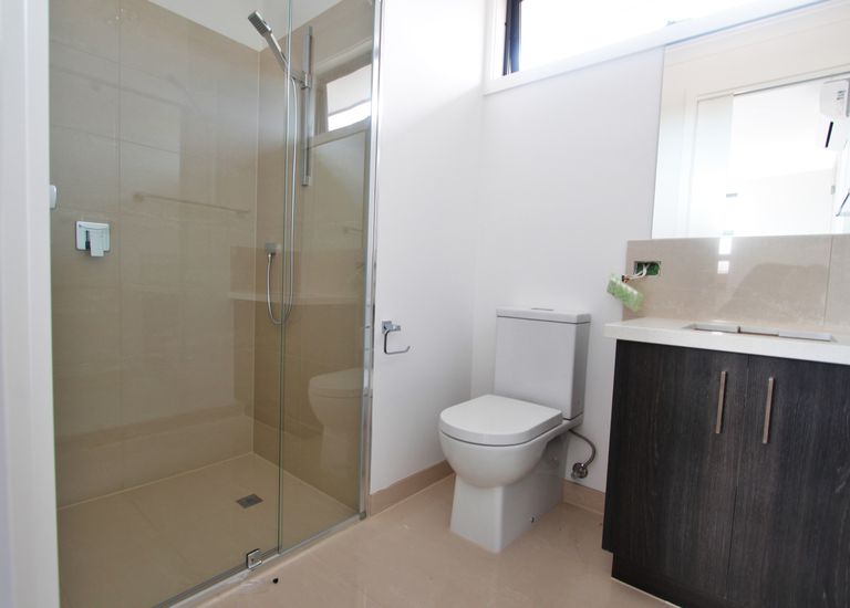 1 / 4 Harlington Street, Clayton