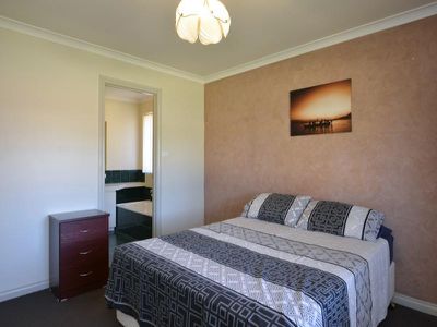 4 Holroyd Way, Boulder