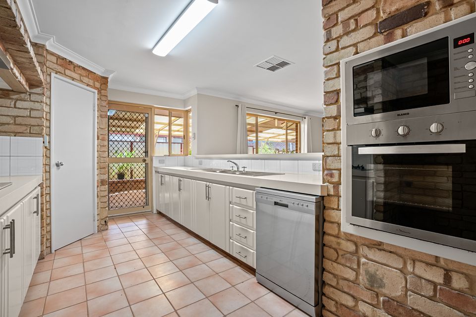 16 Frigate Close, Waikiki