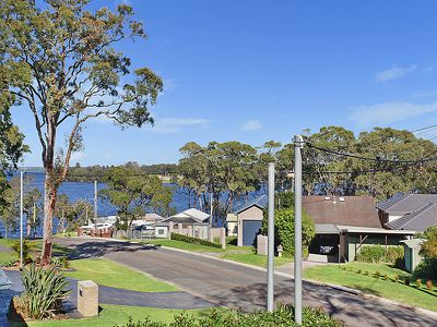 2 Lake View Ave, Brightwaters