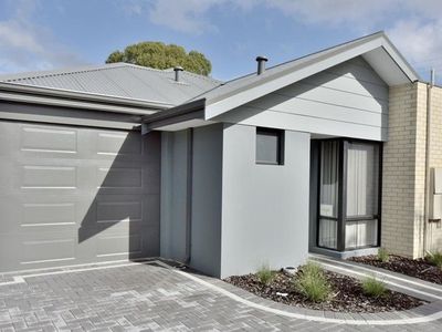 2 / 4 Balfour Road, Swan View