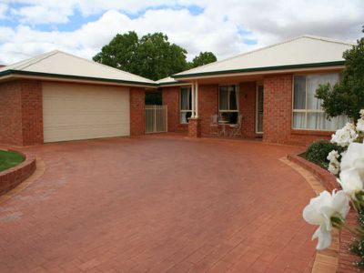 11 Ken McMullen Place, Dubbo