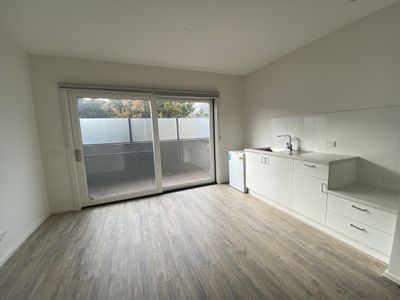 Room 9 / 98 Commercial Road , Footscray