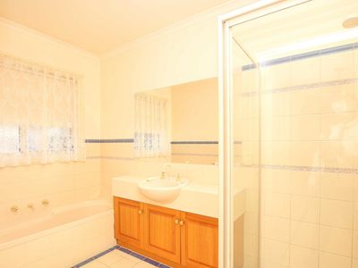 1 / 25 Hayes Drive, Horsham
