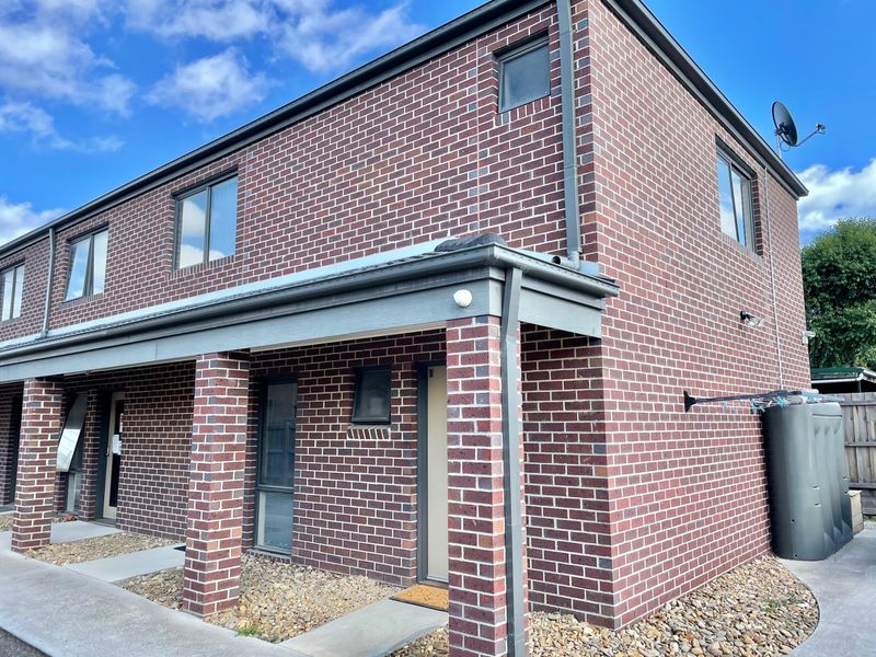 4 / 5 Rayhur Street, Clayton South