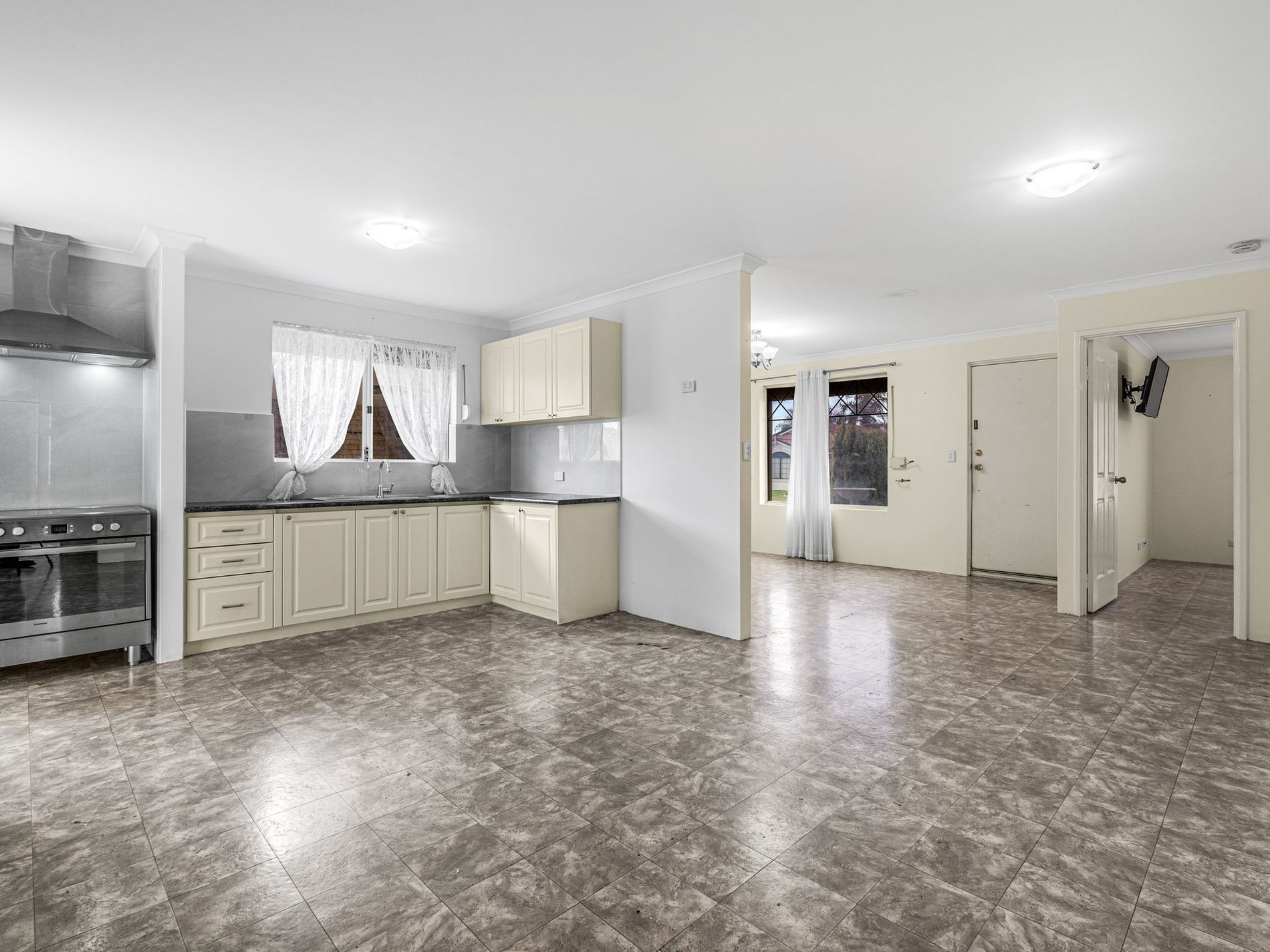 6 Tuscany Place, Caversham, Caversham - Thumbnail 6