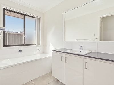 27 Phoebe Way, Gleneagle