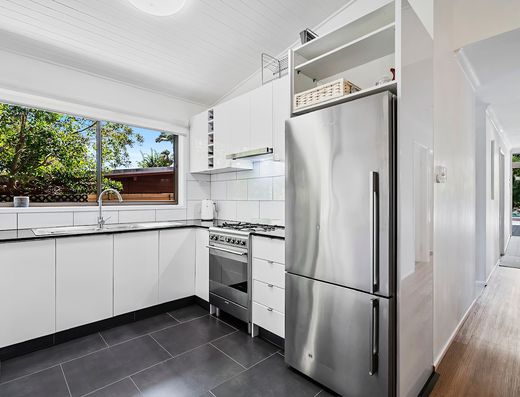 Old Tewantin Tropical Oasis      *** UNFURNISHED *** image 7