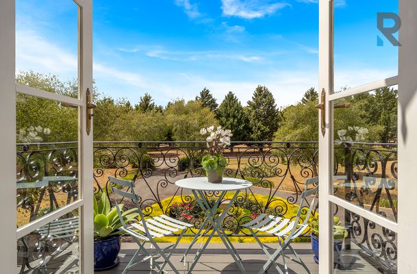 8 Pine Grove, Mickleham