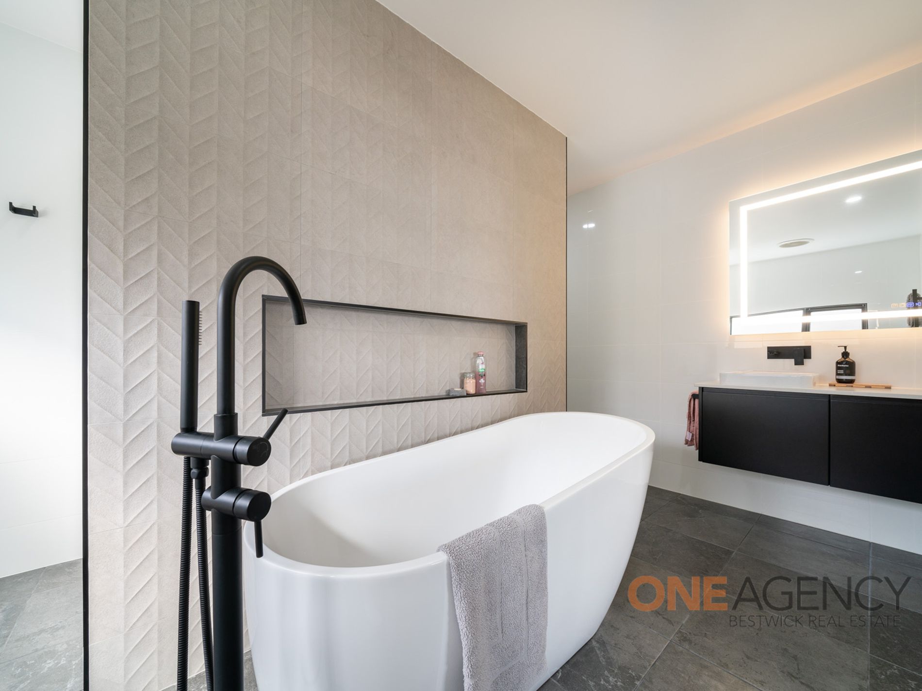 16 McGillan Drive, Kelso