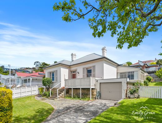 Spacious & Private Family Home Close to CBD and Schools