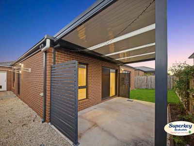 32 Chromite Circuit, Weir Views