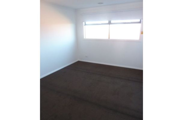 2 / 14 Burgess Street, Tullamarine