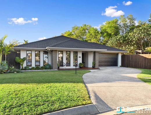 Modern Family Living in Prime Location image 1