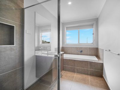 11 Winfred Drive, Mambourin