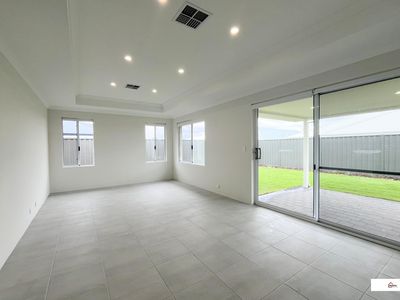 12 Oxley Street, Lakelands