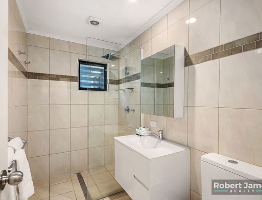  DUAL KEY APARTMENT - PREMIUM POSITION - WATER ASPECT OF LAKE DOONELLA   image 13