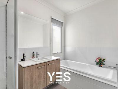 8 Ficus Way, Officer