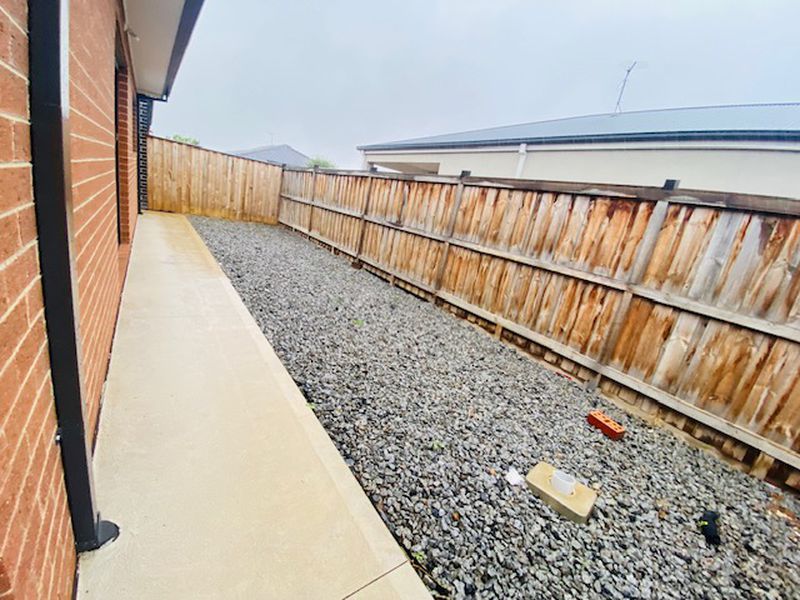 23 Chromite Circuit, Weir Views