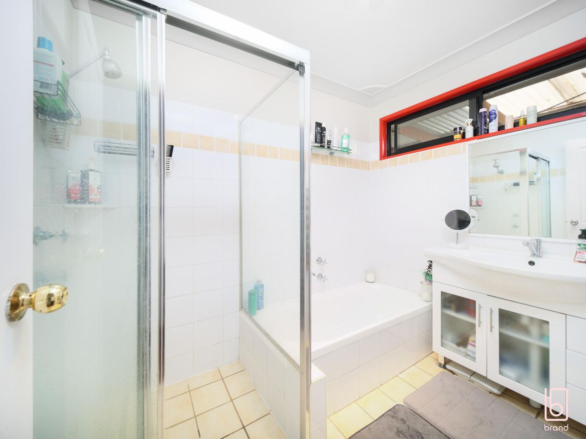 20 Campbell Parade, Mannering Park