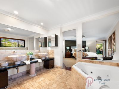10 Talburpin Esplanade, Redland Bay