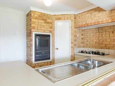 594 Safety Bay Rd, Waikiki