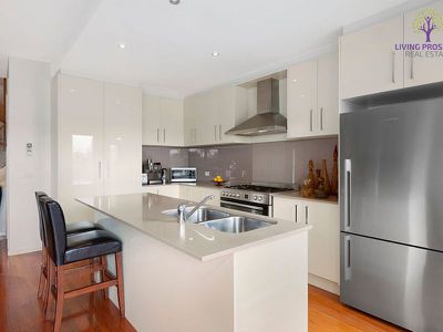 3 / 12 La Rochelle Boulevard, Point Cook