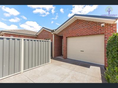 2 / 3 Buckingham Drive, Werribee