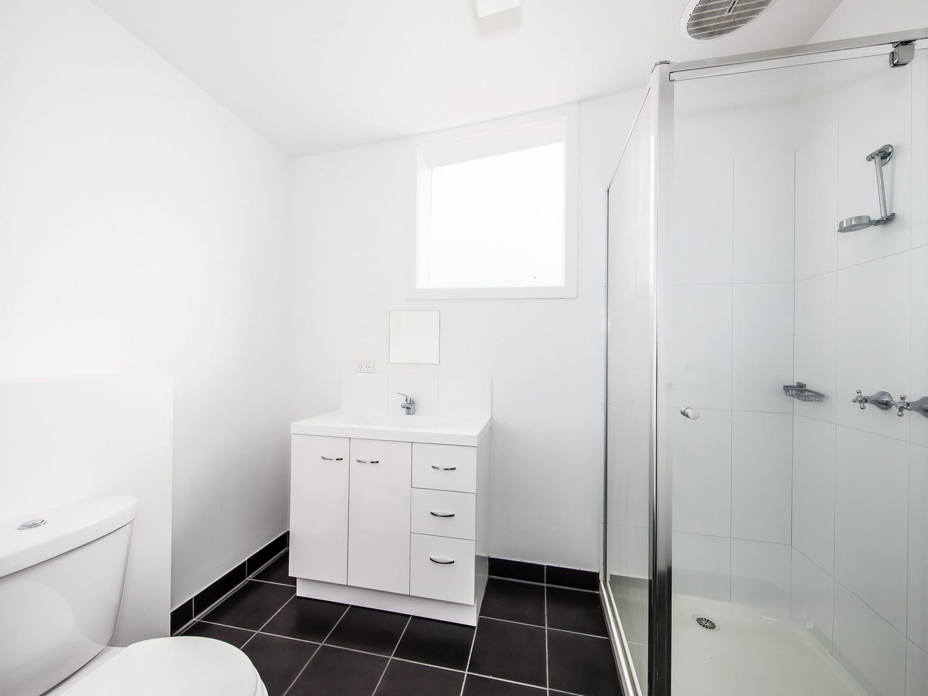 4 / 12 Market Road , Werribee