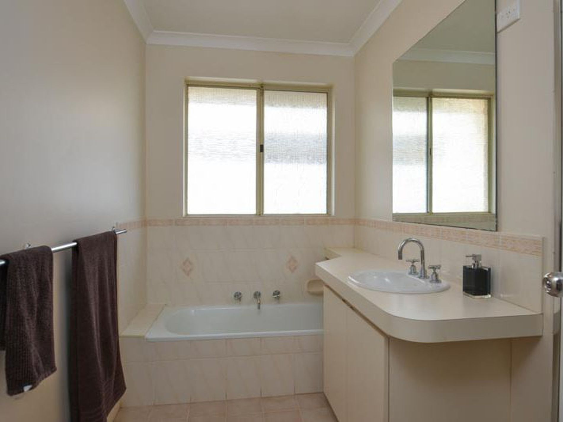 4B Nepean Grove, Hannans