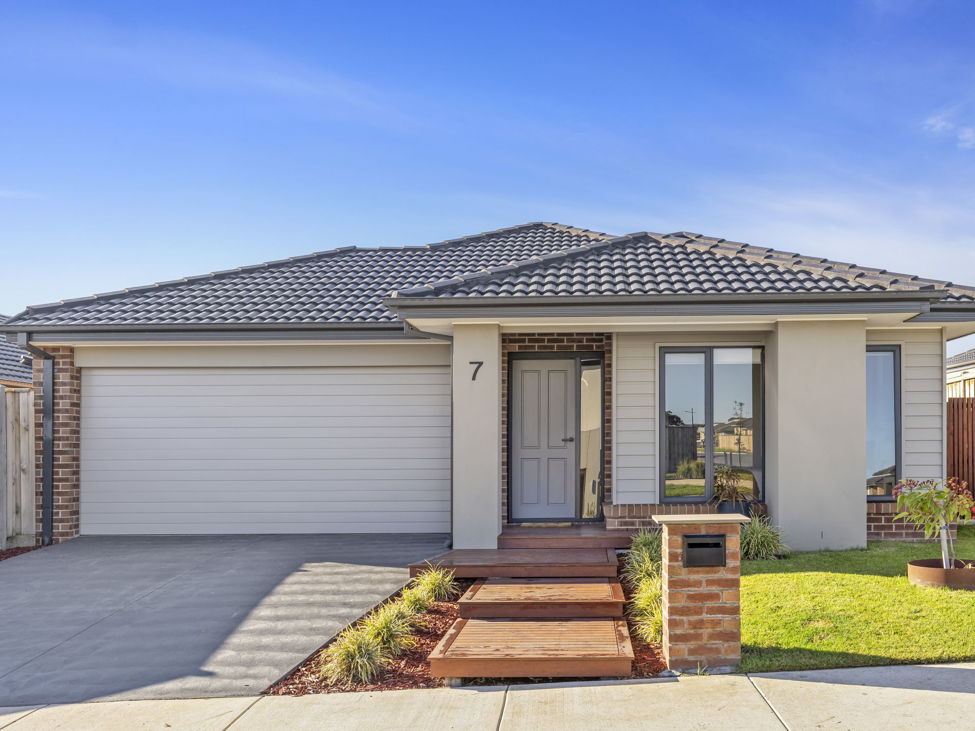 7 Stones Street, Charlemont