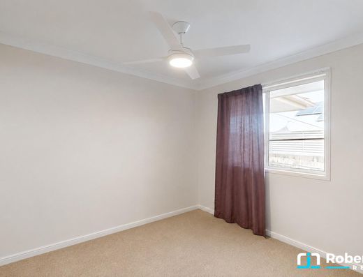 Large Family Living Opposite Noosa Golf Club image 13