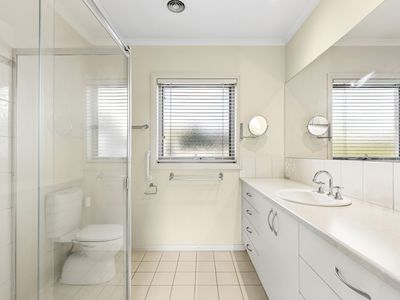 8 Dione Mews, Wandana Heights