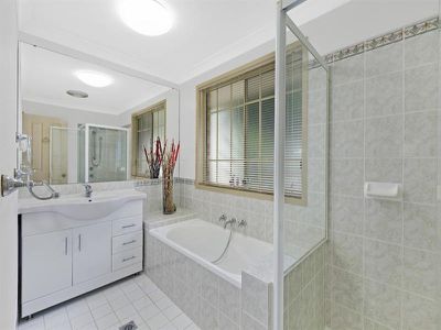 4 Flame Tree Cl, Hamlyn Terrace