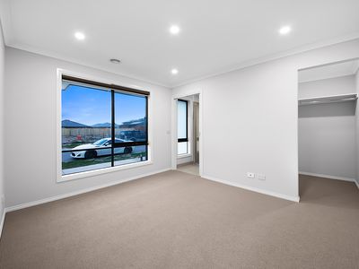 11 Kenmore Way, Clyde North