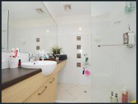 57  10 Grand Pde, Kawana Island