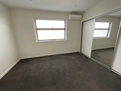2 / 28 Curie Avenue, Oak Park