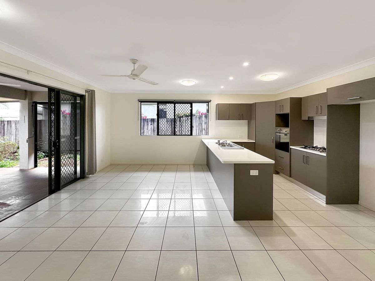 11 Rosenberg St, Atherton